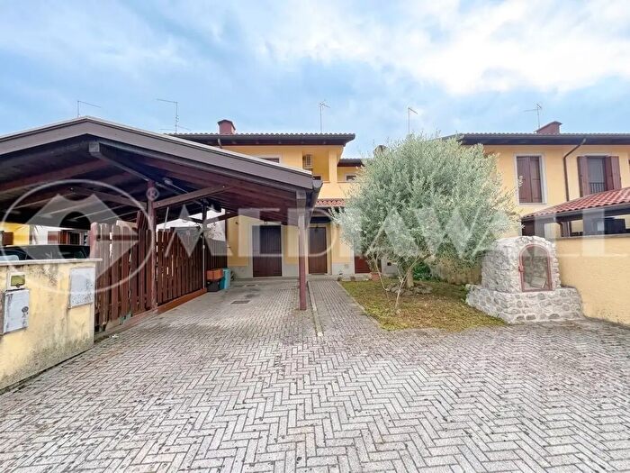 Casa con 7 locali in vendita in Via V Alfieri, Maniago