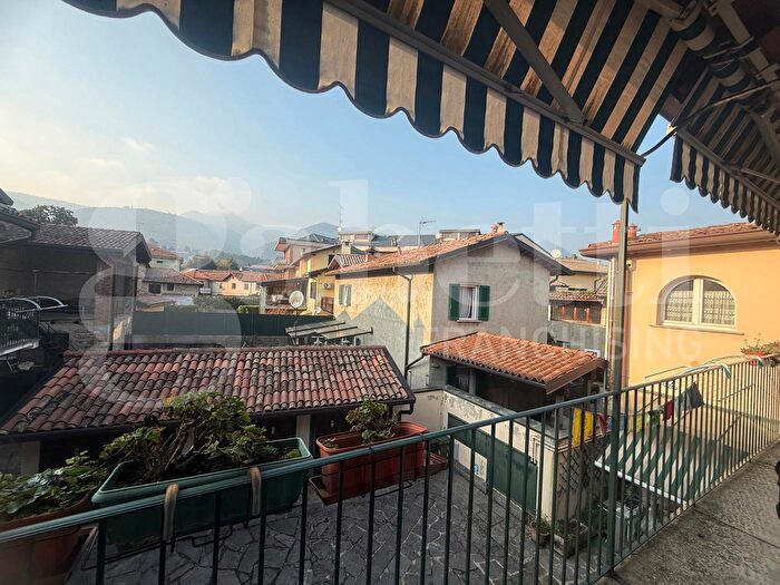 Appartamento trilocale in vendita in Via Licinio, Erba