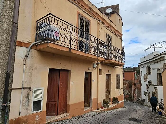 Casa con 6 locali in vendita in Rodi Milici