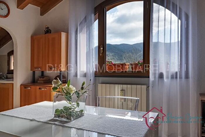 Appartamento quadrilocale in vendita in Via del Lago, Garlenda