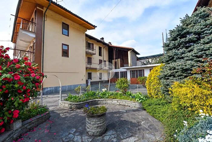 Casa con 13 locali in vendita in Borgata Ponte Pietra, Giaveno