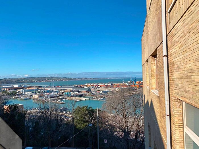 Appartamento trilocale in vendita in Indirizzo Via Enrico Cialdini, Ancona