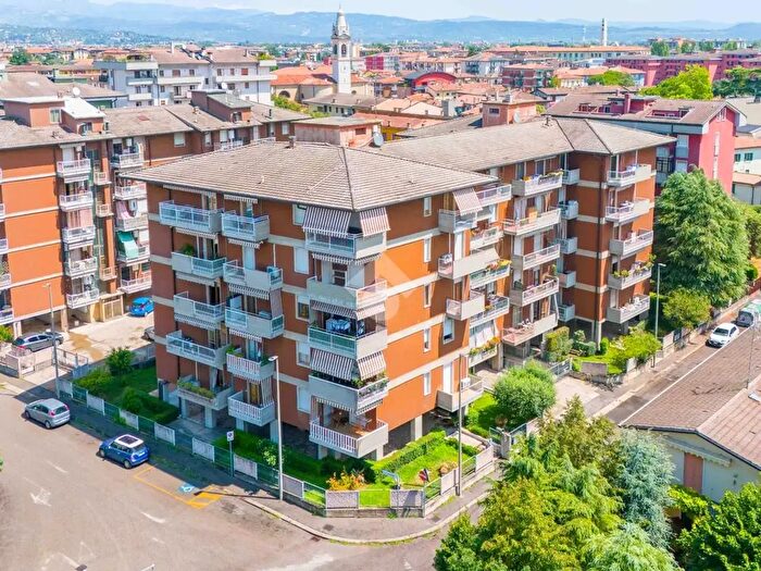 Appartamento con 5 locali in vendita in Via Fiordiligi, Verona