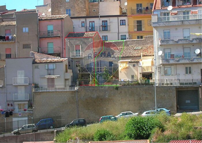 Casa con 8 locali in vendita in Via San Luca, Enna