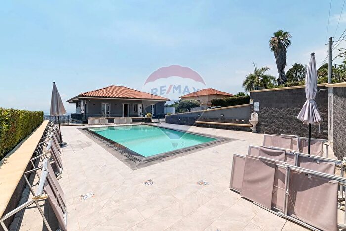 Casa con 9 locali in vendita in Via Gallinaro, Aci Castello