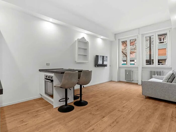 Appartamento trilocale in vendita in Via Capecelatro, Milano