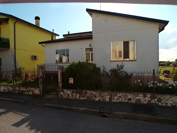 Casa con 8 locali in vendita in Via Garibaldi, Ostellato