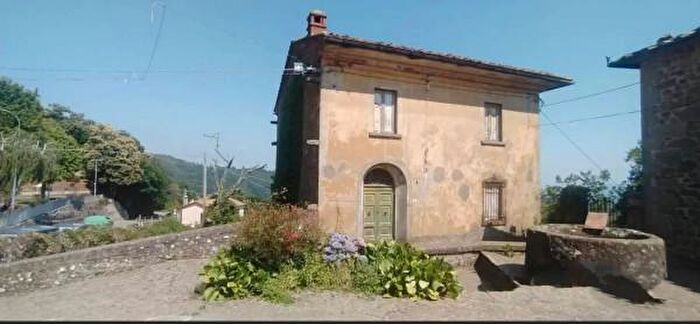 Casa con 6 locali in vendita in Piazza della Chiesa, Savignone