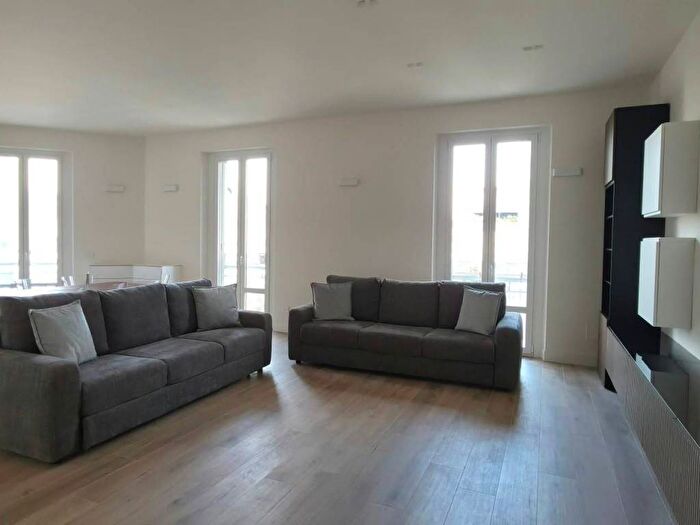 Appartamento con 5 locali in affitto in Via Costanza, Washington, Milano