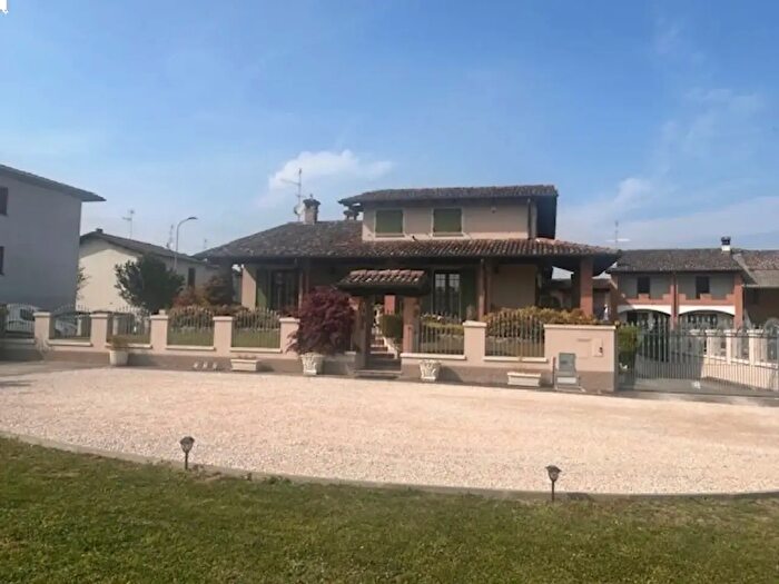 Casa con 6 locali in vendita in Montodine