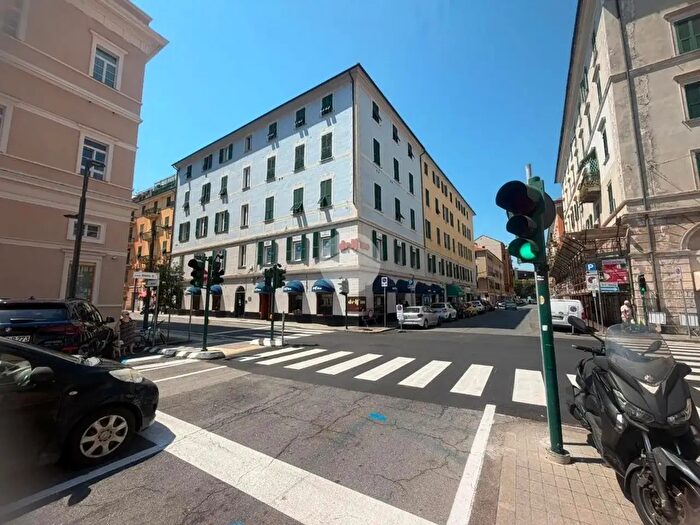 Appartamento con 5 locali in vendita in Via Lorenzo Giacchero, Savona