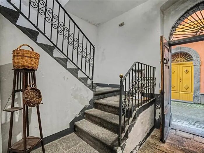 Appartamento con 10 locali in vendita in Via Pollichino, Randazzo