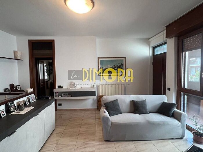 Casa trilocale in vendita in via petrarca, Novate Milanese