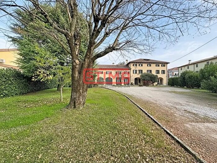 Casa con 12 locali in vendita in Paese