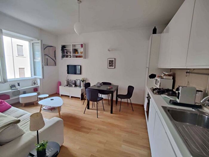 Appartamento bilocale in affitto in Via Luigi Settembrini, Centrale, Milano