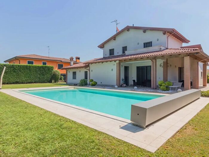 Casa con 11 locali in vendita in Sarmato