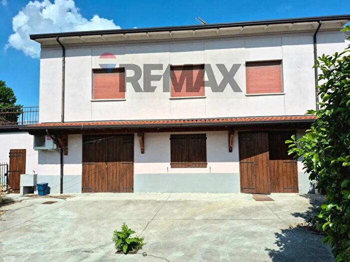 Casa con 9 locali in vendita in Mariana Mantovana