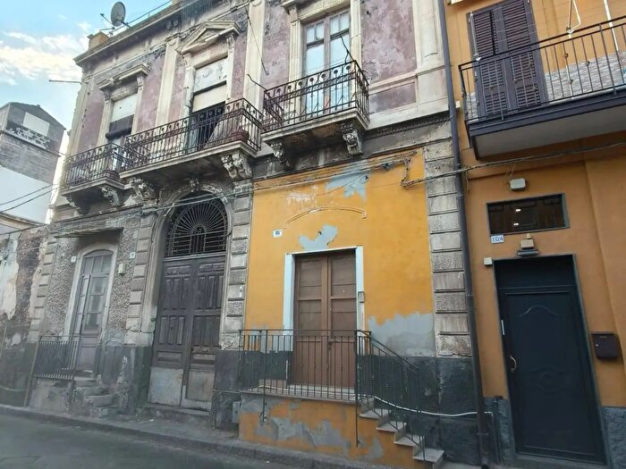 Appartamento con 6 locali in vendita in Via Testulla, Catania