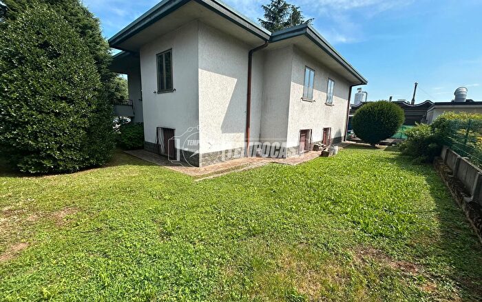 Casa con 6 locali in vendita in Via Goffredo Mameli, Lomazzo