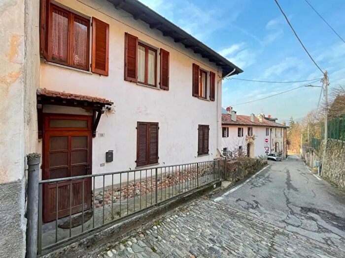 Casa trilocale in vendita in Via Tabacchi, Valganna