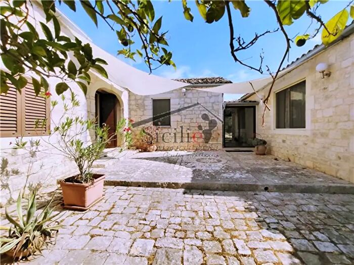 Casa con 12 locali in vendita in Scicli