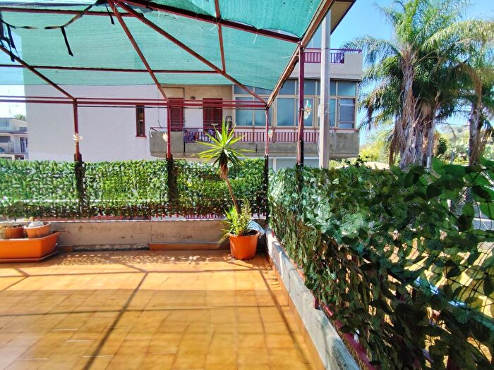 Appartamento trilocale in vendita in Via Barbagallo, Centro, Aci Castello