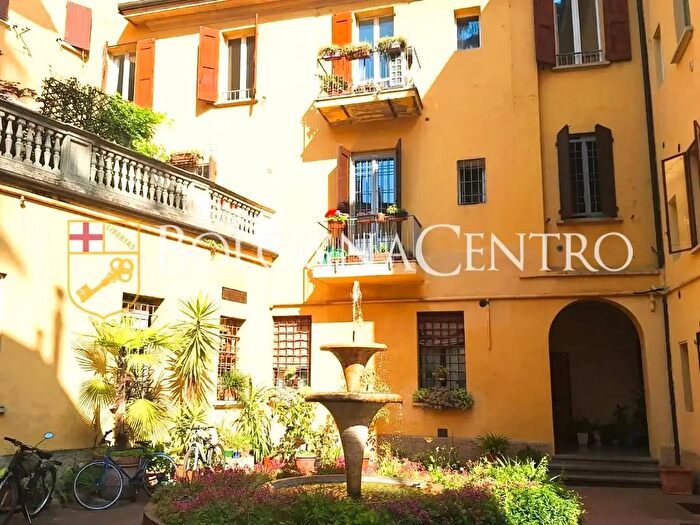 Appartamento trilocale in vendita in Via Santo Stefano, Bologna