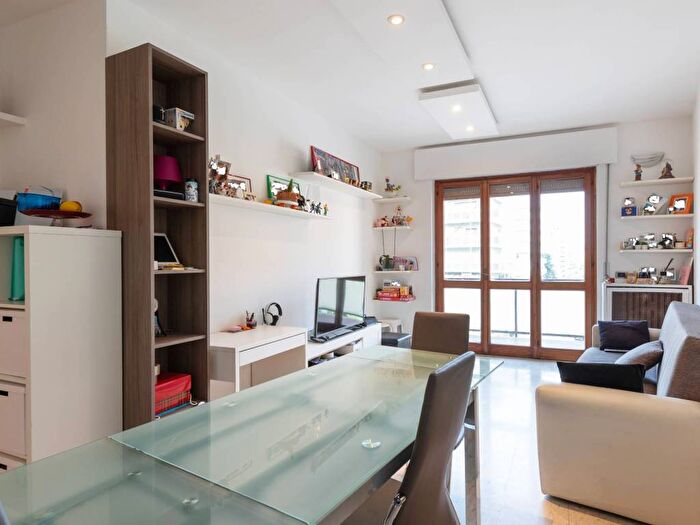 Appartamento trilocale in affitto in Via Edolo, Cascina dei Pomi, Milano