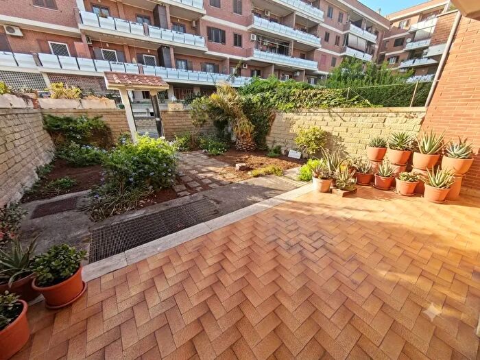 Appartamento trilocale in vendita in Via Luigi Pennazzi, Roma