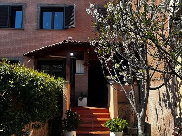 Casa con 5 locali in affitto in Via Civezzano, Roma