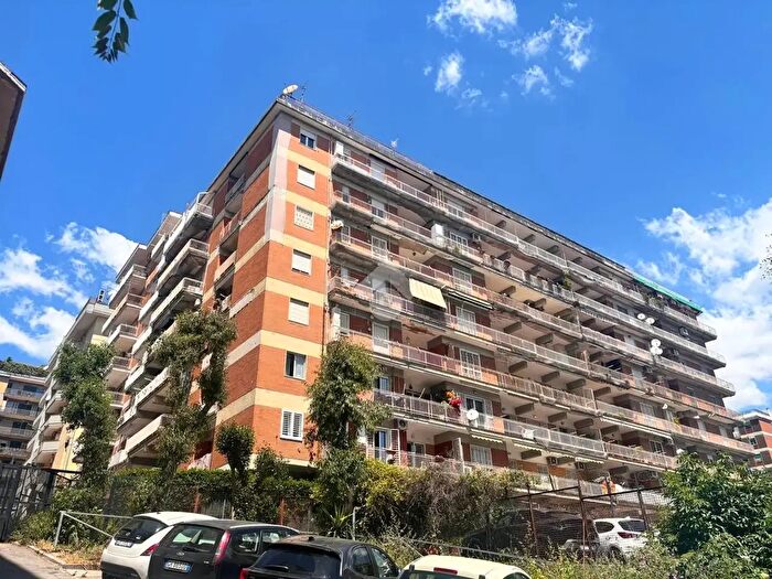Appartamento con 5 locali in vendita in Via Croce Rossa, Napoli