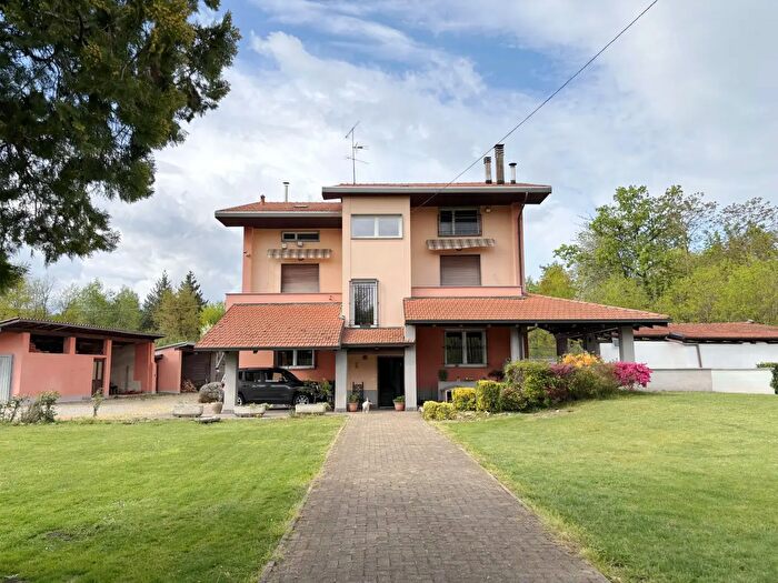 Casa con 7 locali in vendita in Via Stazione, Fontaneto DAgogna