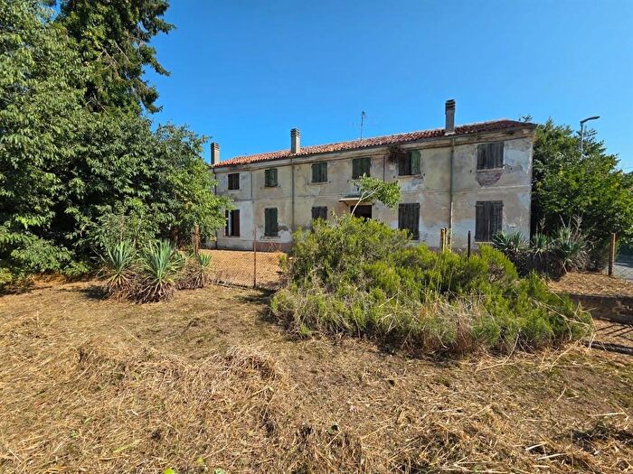 Casa con 8 locali in vendita in Borgo Virgilio