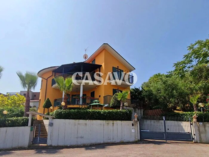 Casa con 11 locali in vendita in Contrada San Martino, Colonnella