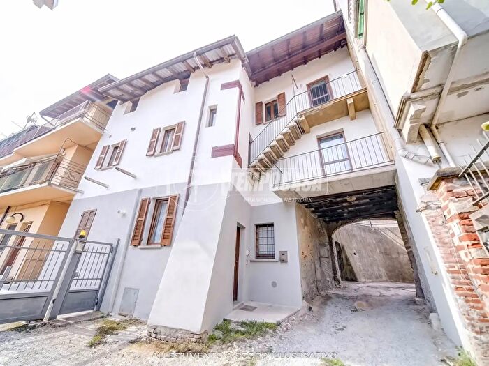 Casa bilocale in vendita in Via Pellico Silvio, Solbiate Arno