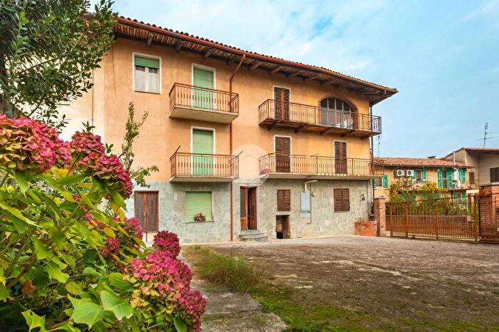 Casa con 12 locali in vendita in Via Garibaldi, Tonco