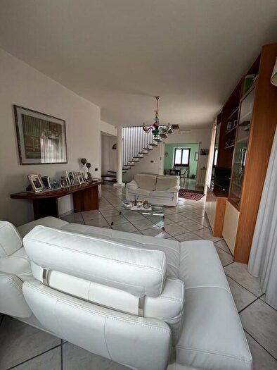 Casa con 6 locali in vendita in Montecosaro