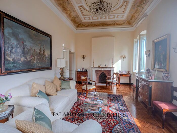 Casa con 20 locali in vendita in Genova