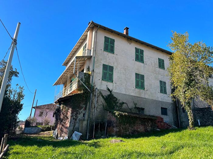 Casa con 10 locali in vendita in Via Adua, Maissana