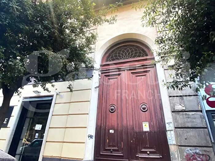 Appartamento trilocale in vendita in Corso Garibaldi, Napoli