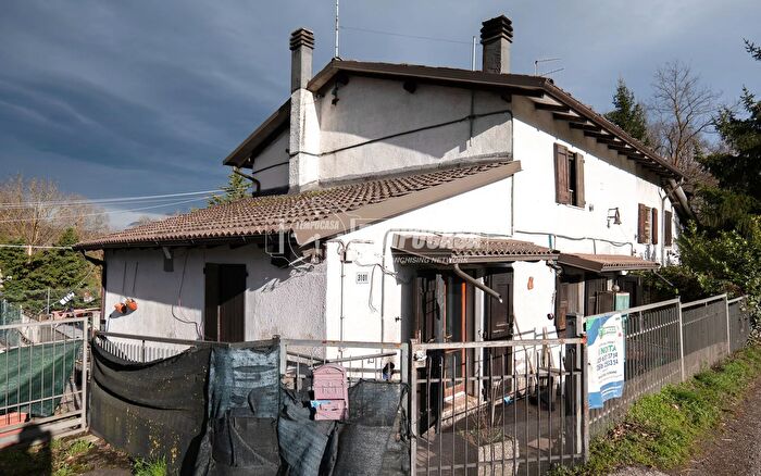 Appartamento con 5 locali in vendita in Via Giardini Sud, Serramazzoni