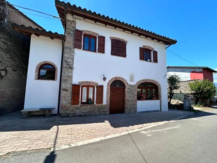 Casa con 15 locali in vendita in Aulla