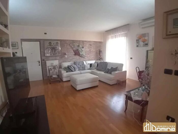 Casa con 12 locali in vendita in Via Galilei, Camerata Picena