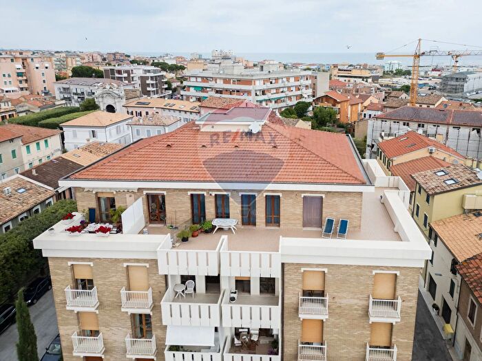 Appartamento con 8 locali in vendita in Piazzale Cefalonia, Senigallia