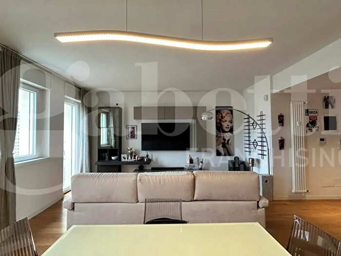 Appartamento trilocale in vendita in Via Milano, Bologna
