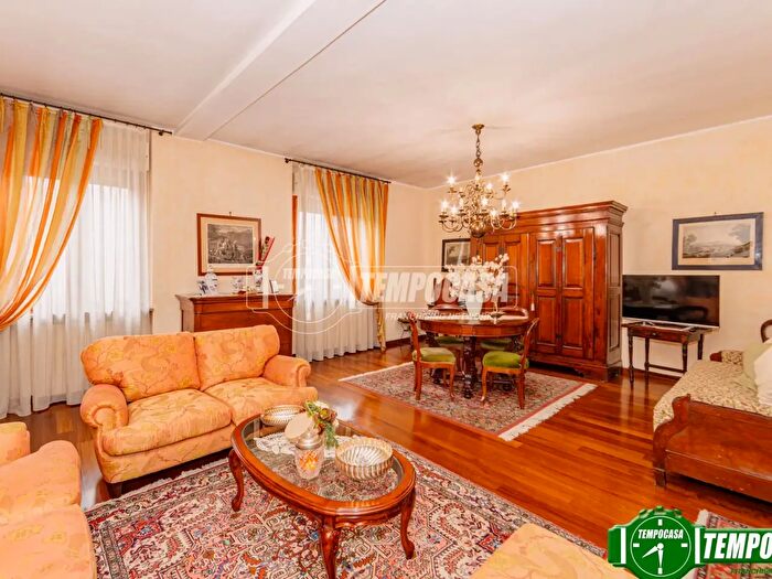 Casa con 6 locali in vendita in Via Lomellina, Voghera