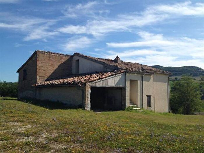Casa con 6 locali in vendita in Acqualagna
