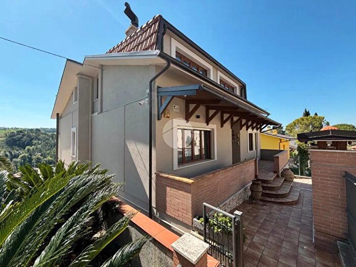 Casa con 5 locali in vendita in Via Sottomonte, Colli al Metauro