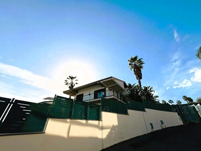 Appartamento bilocale in affitto in Via dei Ciclopi, Aci Catena