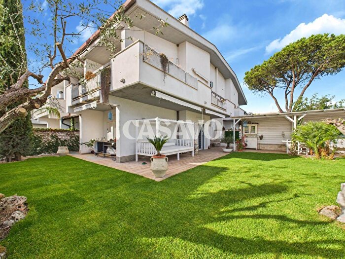 Casa con 6 locali in vendita in Roma